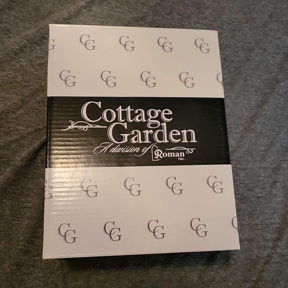 Cottage Garden Music Box "Some People Make The World Special"